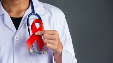 Doctor con el lazo de la lucha contra el sida
