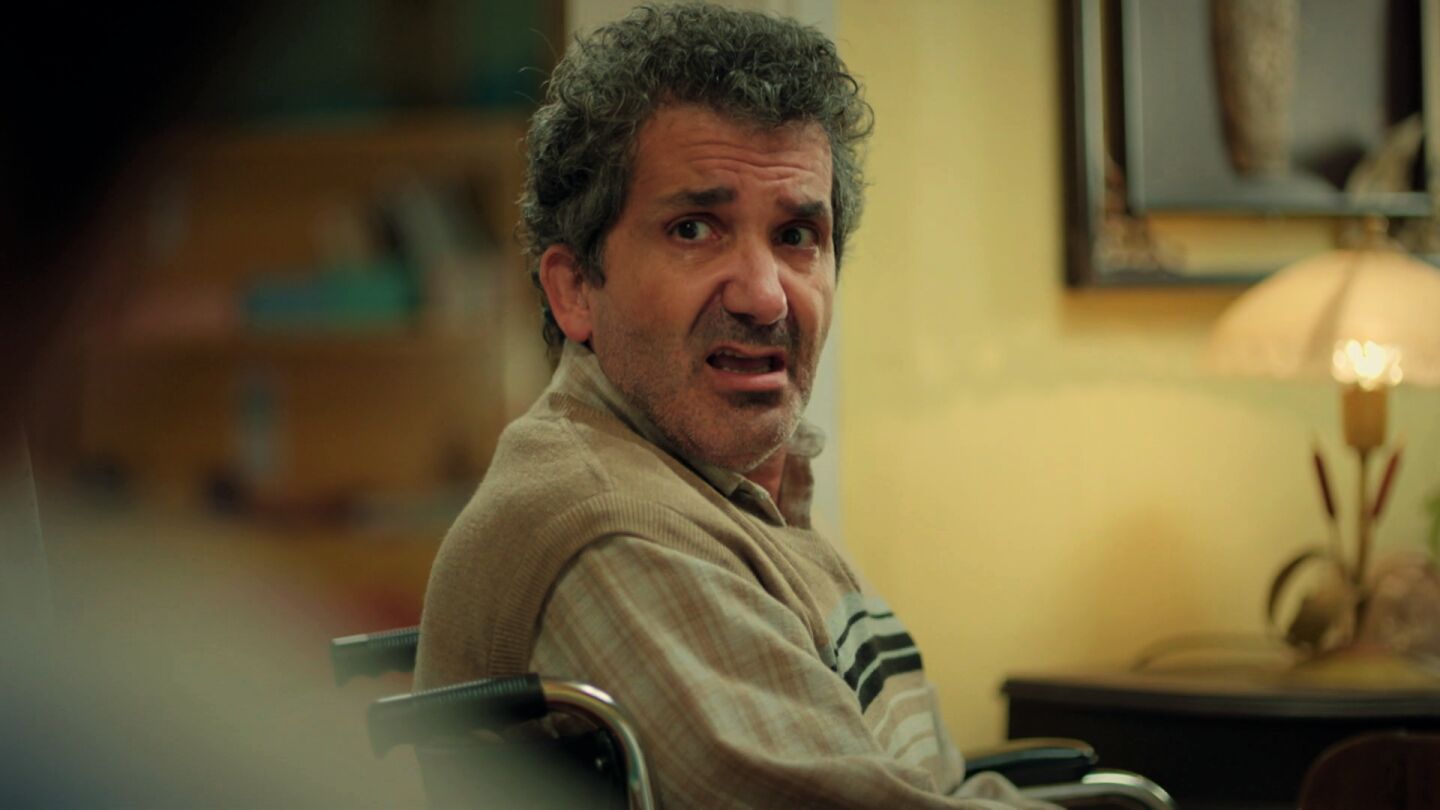 Orhan, decepcionado, se enfada con Kadir al ver que sigue protegiendo a Cemile 