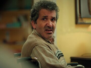 Orhan, decepcionado, se enfada con Kadir al ver que sigue protegiendo a Cemile 