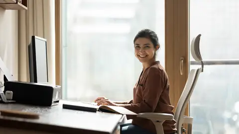 Mujer sentada en silla Mujer sentada en silla