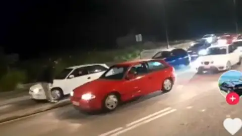 Ruido, derrapes y botellones, las carreras ilegales mantienen en vilo a los vecinos de un polígono de A Coruña Ruido, derrapes y botellones, las carreras ilegales mantienen en vilo a los vecinos de un polígono de A Coruña