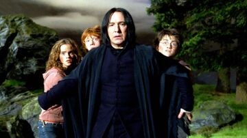 Alan Rickman con los j&oacute;venes protagonistas de 'Harry Potter'
