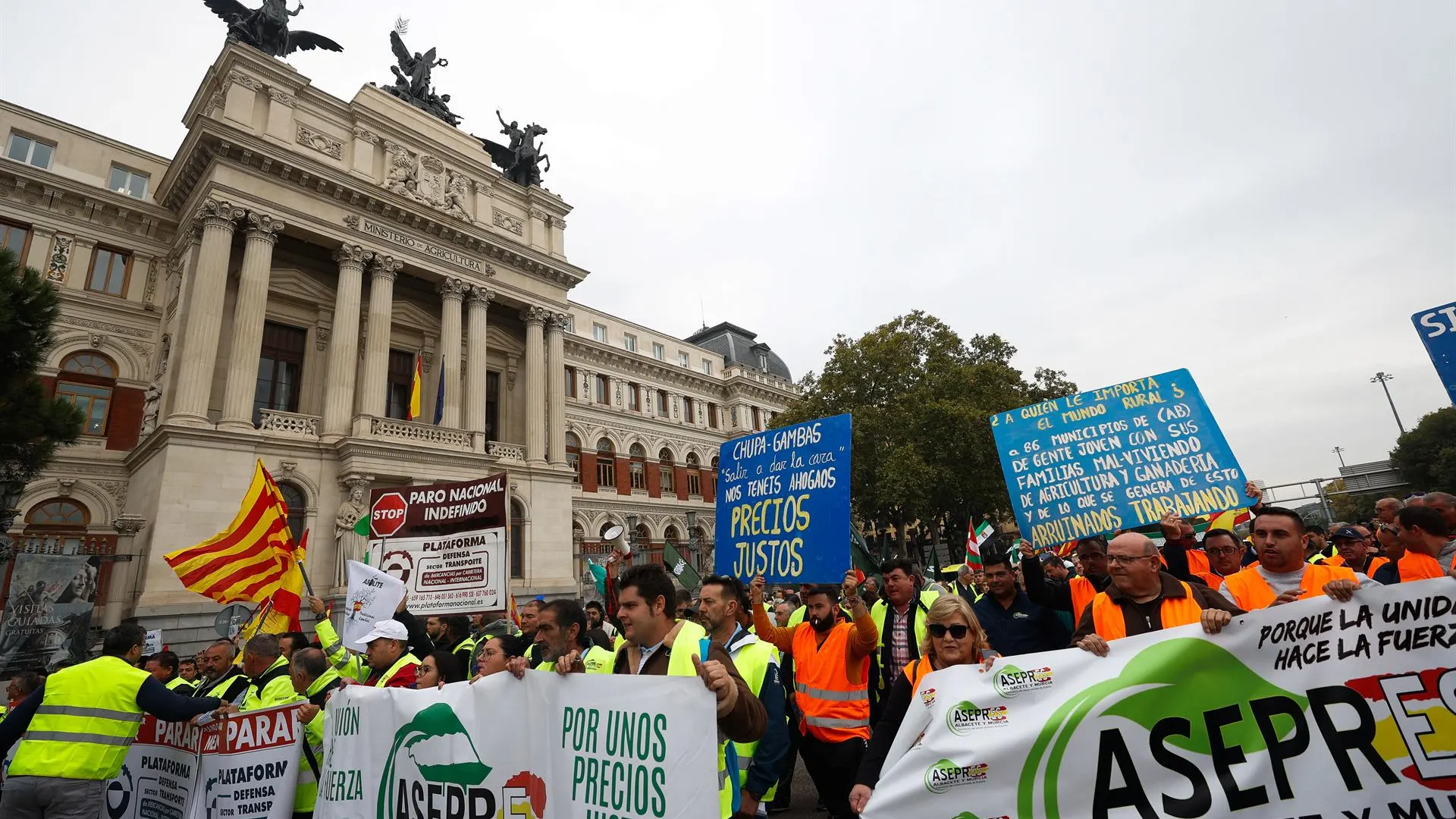 Los huelguistas del transporte advierten a la ministra Raquel Sánchez Los huelguistas del transporte advierten a la ministra Raquel Sánchez