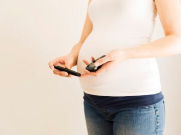 Mujer embarazada haciéndose un control de glucosa en sangre.