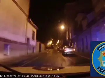 El vídeo la policía de O Porriño a toda velocidad en coche para salvar la vida de una niña de 2 años