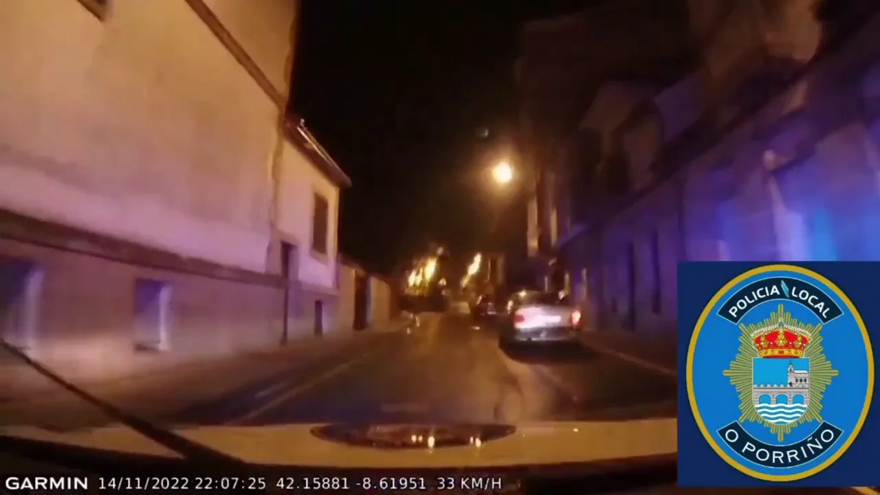 El vídeo la policía de O Porriño a toda velocidad en coche para salvar la vida de una niña de 2 años El vídeo la policía de O Porriño a toda velocidad en coche para salvar la vida de una niña de 2 años