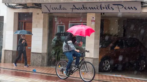 Viandantes se cubren con paraguas en las calles de Mahón, Menorca Viandantes se cubren con paraguas en las calles de Mahón, Menorca
