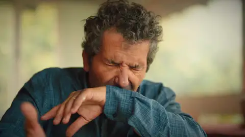 ¡Fuego en casa de los Eren!: Cemile llega a tiempo y consigue salvar a Orhan de las llamas ¡Fuego en casa de los Eren!: Cemile llega a tiempo y consigue salvar a Orhan de las llamas