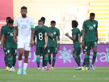 Los jugadores de Arabia Saudí celebran un gol ante Panamá