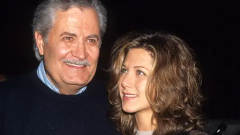 Jenifer Aniston y su padre, el actor John Aniston Jenifer Aniston y su padre, el actor John Aniston
