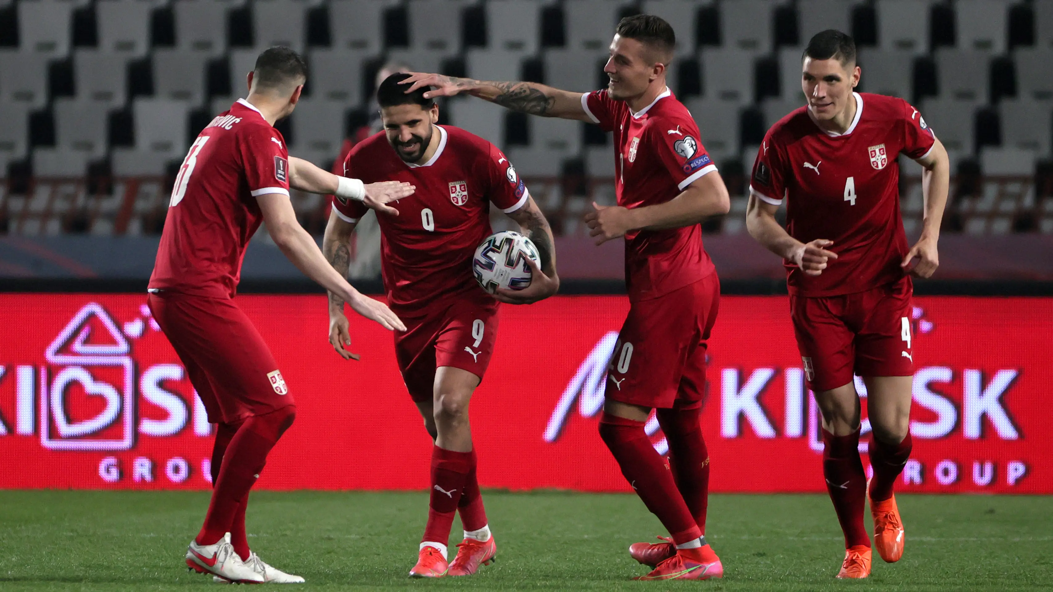 La selecci&oacute;n de Serbia celebrando un gol