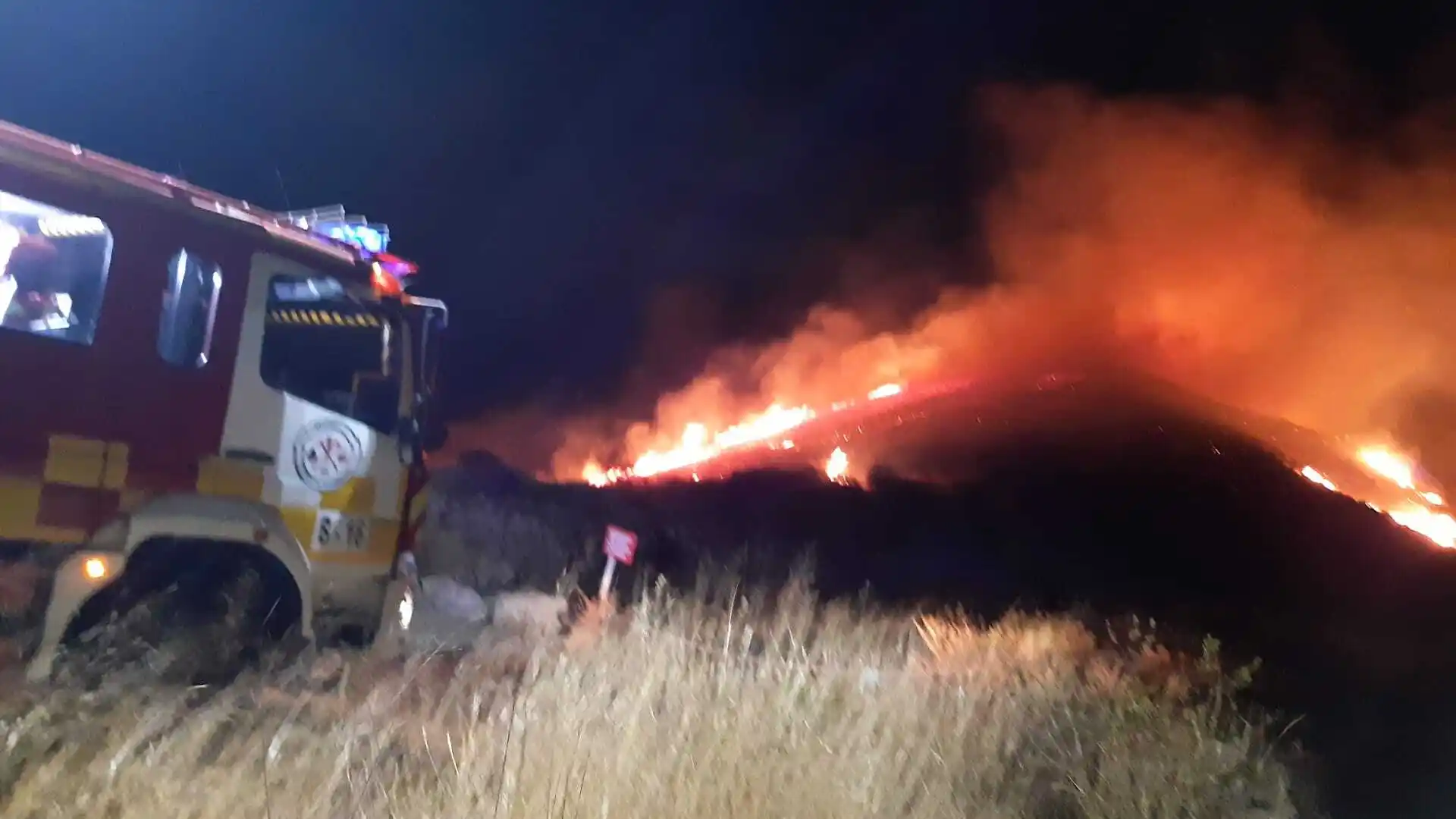 Bomberos trabajan para la extinción de las llamas Bomberos trabajan para la extinción de las llamas
