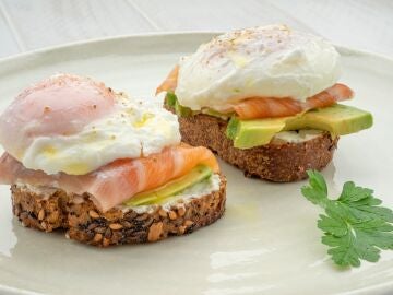 ¿Entrante o desayuno perfecto? Receta de tosta de salmón con huevo escalfado