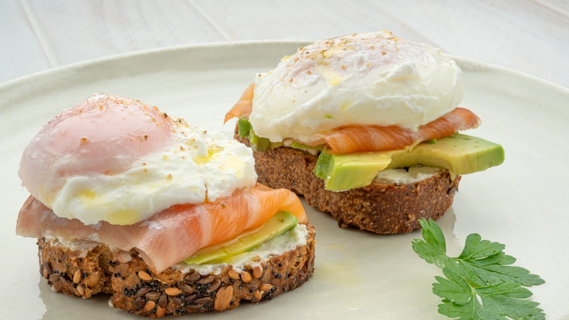 ¿Entrante o desayuno perfecto? Receta de tosta de salmón con huevo escalfado