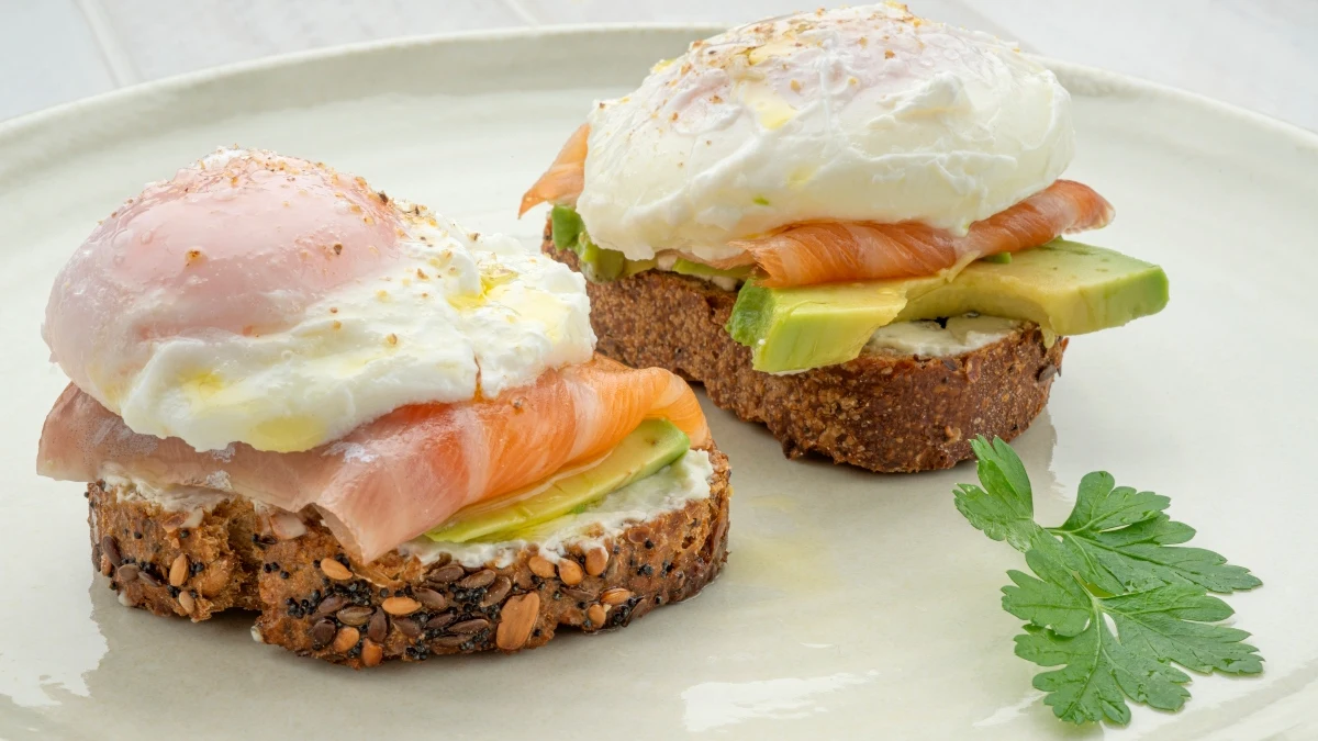 &iquest;Entrante o desayuno perfecto? Receta de tosta de salm&oacute;n con huevo escalfado