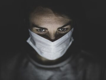 Una enfermera con mascarilla 