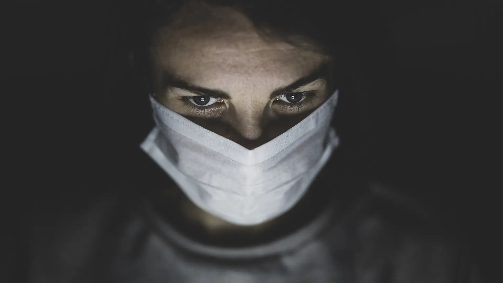 Una enfermera con mascarilla Una enfermera con mascarilla