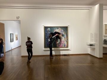 Momento en el que arrojan petróleo sobre el cuadro 'Muerte y vida' de Gustav Klimt