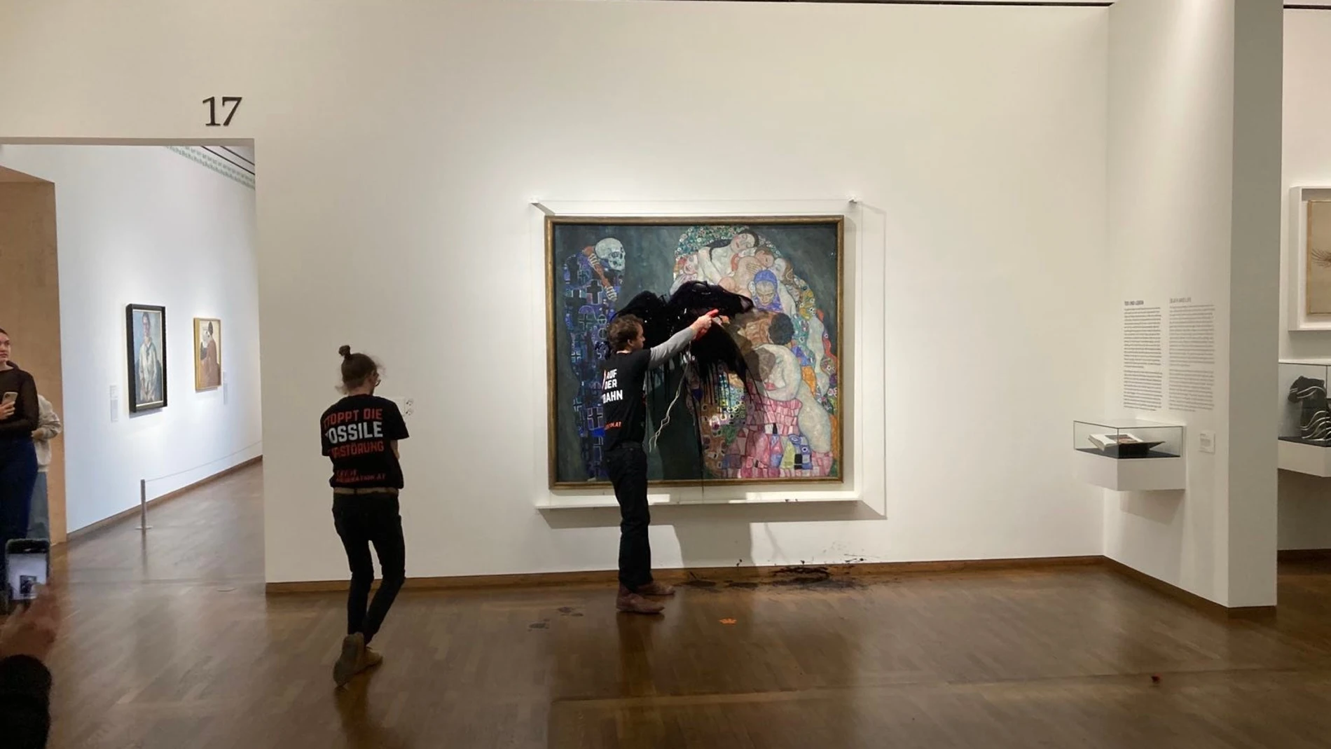 Momento en el que arrojan petróleo sobre el cuadro 'Muerte y vida' de Gustav Klimt