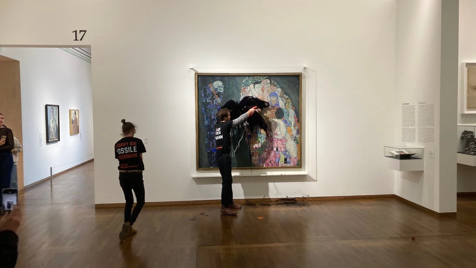 Momento en el que arrojan petróleo sobre el cuadro 'Muerte y vida' de Gustav Klimt Momento en el que arrojan petróleo sobre el cuadro 'Muerte y vida' de Gustav Klimt
