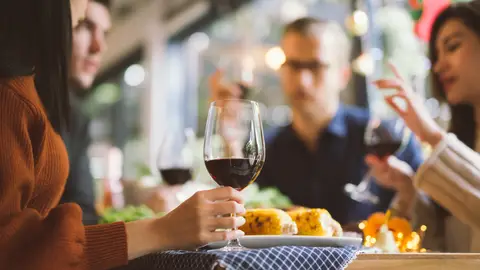 Amigos de cena de Navidad en un restaurante Amigos de cena de Navidad en un restaurante
