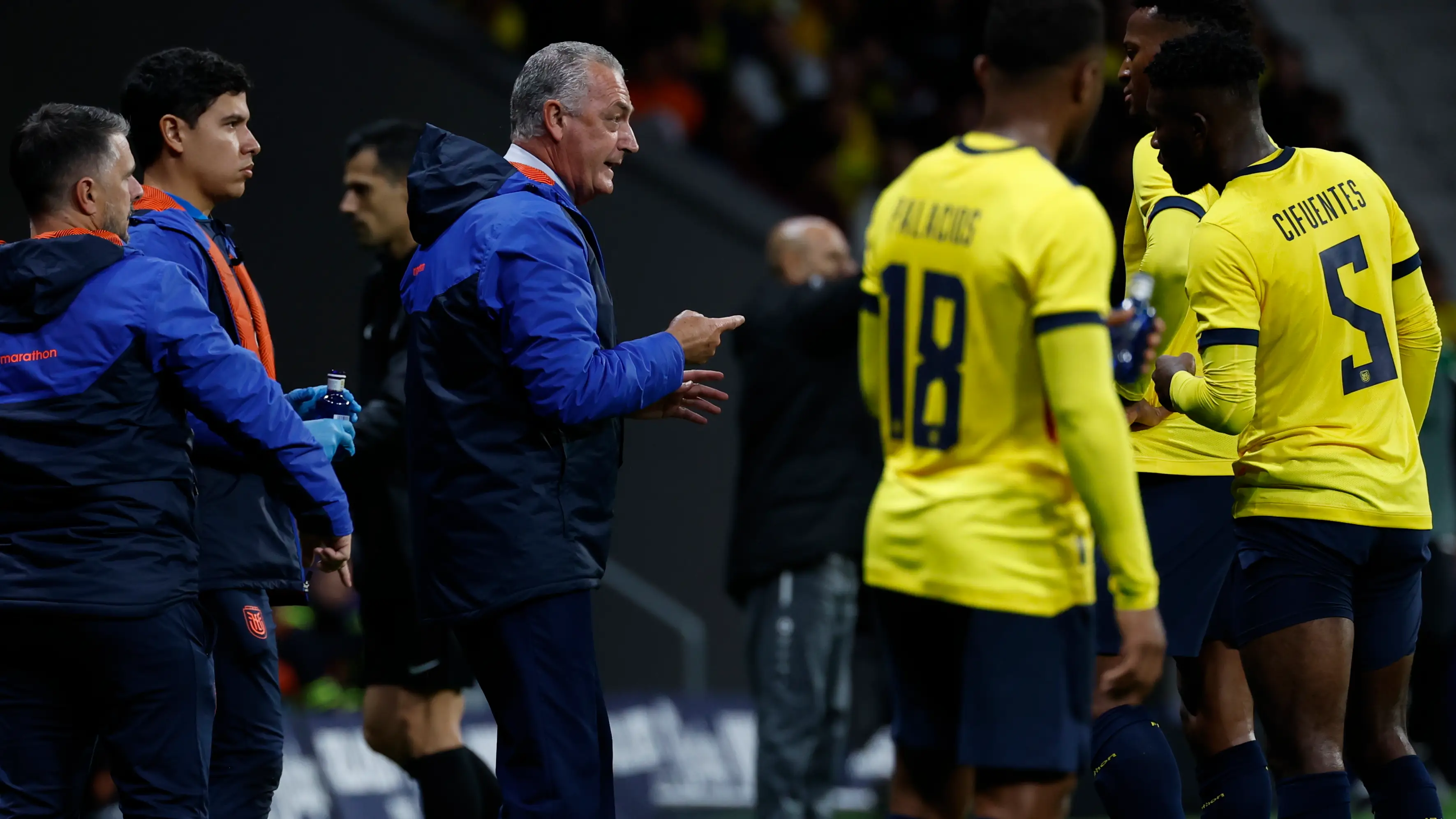 El seleccionador de Ecuador, Gustavo Julio Alfaro, da instrucciones a sus jugadores