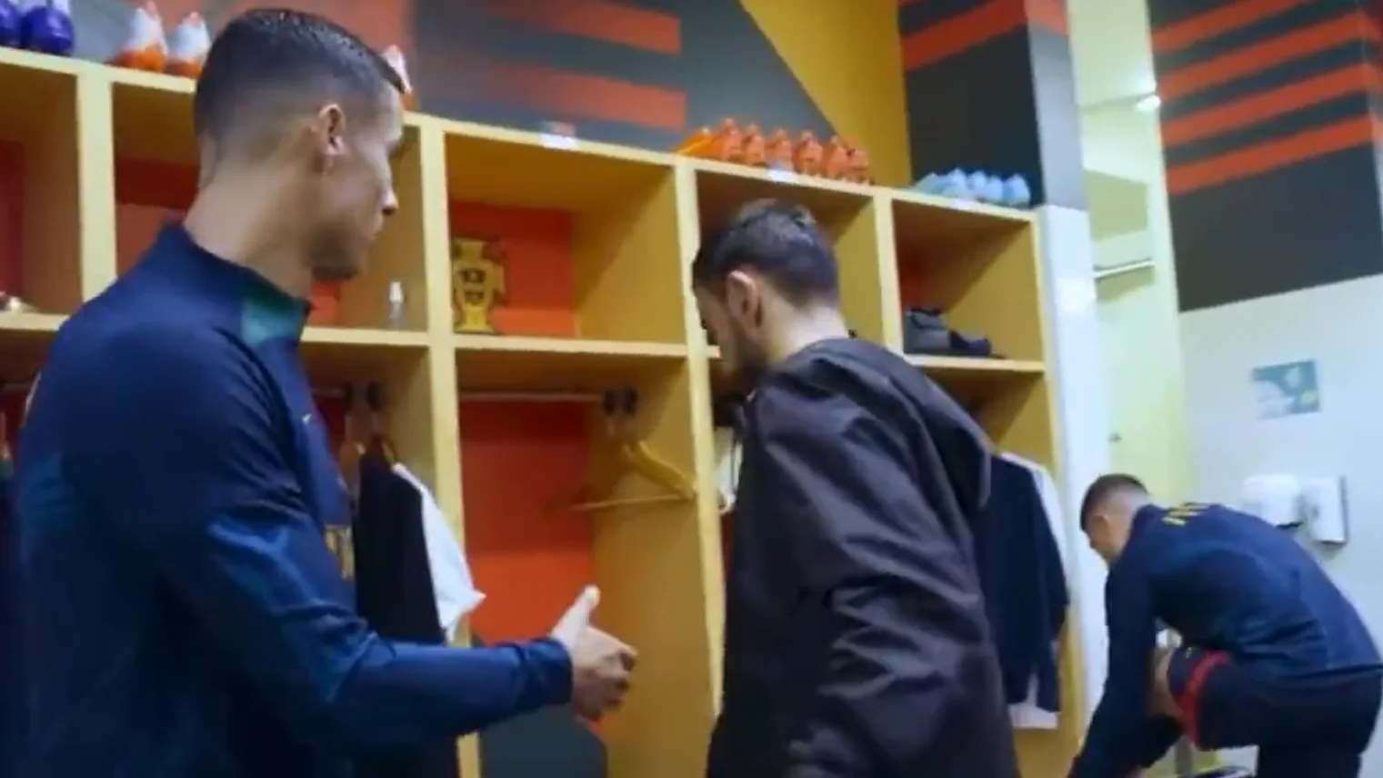 Cristiano Ronaldo ofrece su mano a Bruno Fernandes