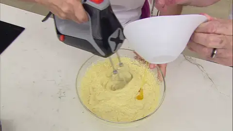 Bate los ingredientes hasta conseguir una masa cortada Bate los ingredientes hasta conseguir una masa cortada