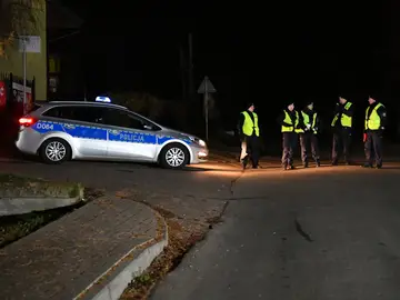 La policía de Polonia en el lugar donde ha impactado un misil La policía de Polonia en el lugar donde ha impactado un misil