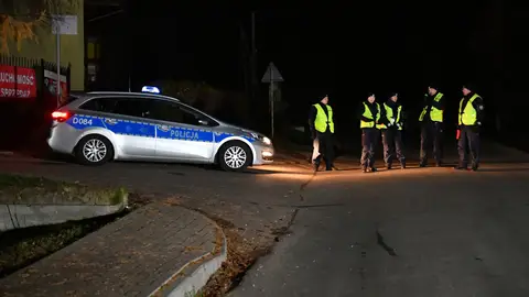 La policía de Polonia en el lugar donde ha impactado un misil La policía de Polonia en el lugar donde ha impactado un misil