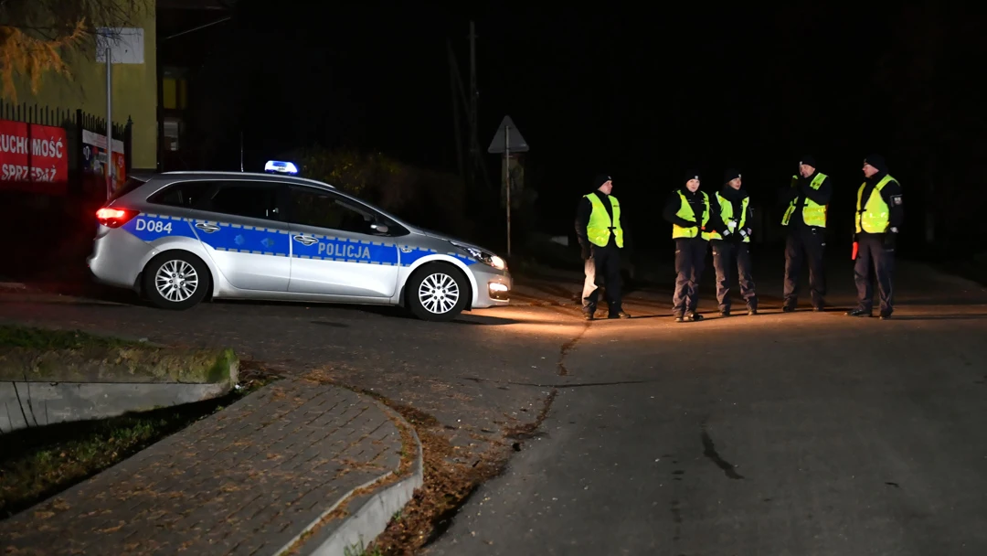 La policía de Polonia en el lugar donde ha impactado un misil La policía de Polonia en el lugar donde ha impactado un misil