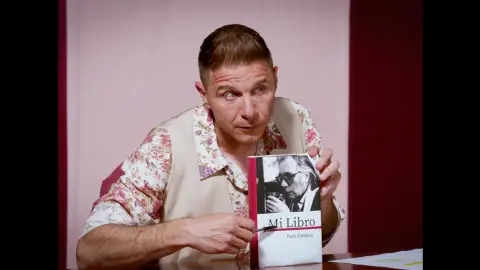 Joaquín aparece en el momento más tenso de ‘Queremos saber’ con Mercedes Milá: “He venido a hablar de mi libro’ Joaquín aparece en el momento más tenso de ‘Queremos saber’ con Mercedes Milá: “He venido a hablar de mi libro’