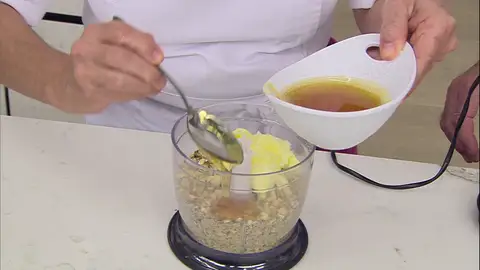 Tritura los frutos secos y añade la mantequilla y la miel Tritura los frutos secos y añade la mantequilla y la miel