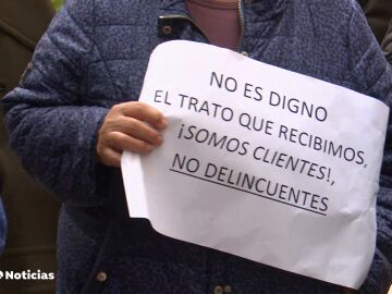 "¡Somos mayores, no somos tontos!", la queja contra los bancos en el madrileño barrio de Orcasitas