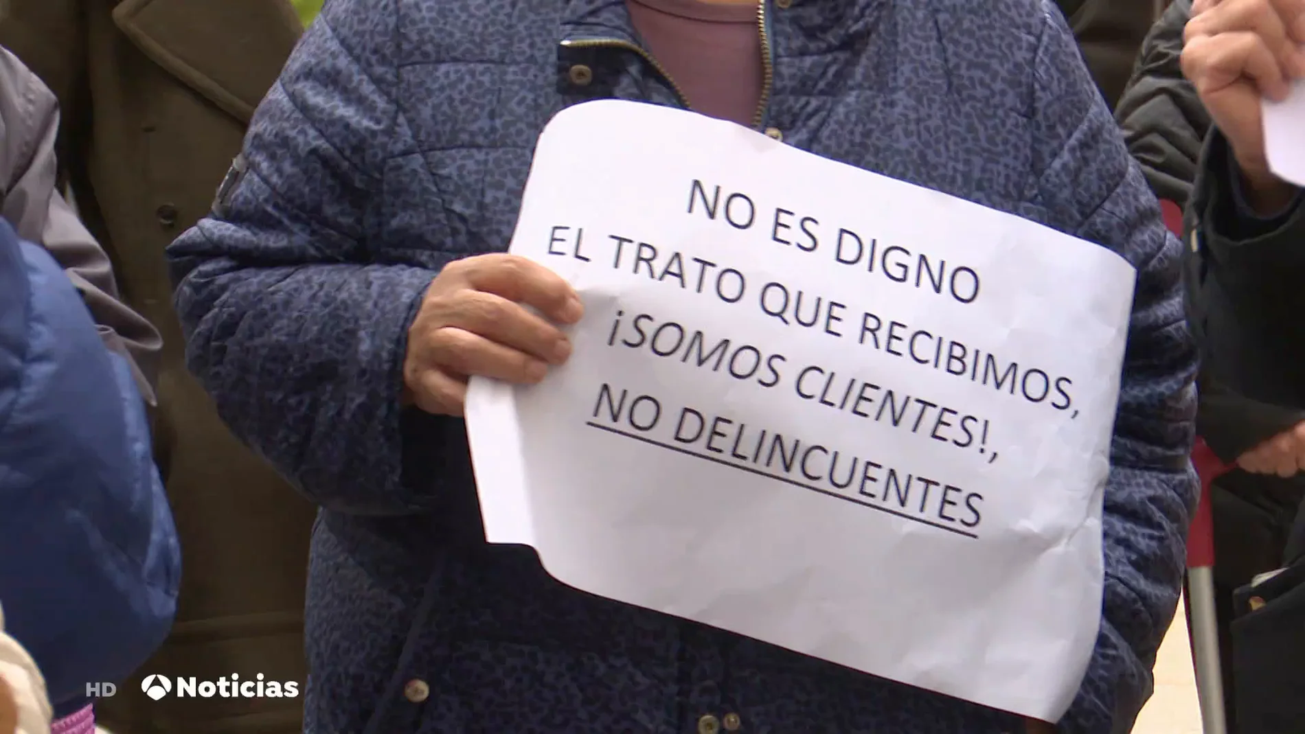 "¡Somos mayores, no somos tontos!", la queja contra los bancos en el madrileño barrio de Orcasitas