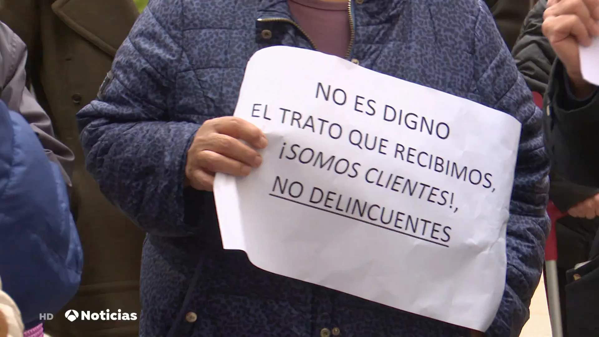 "&iexcl;Somos mayores, no somos tontos!", la queja contra los bancos en el madrile&ntilde;o barrio de Orcasitas