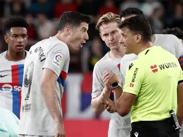 Lewandowski protesta su tarjeta roja en El Sadar Lewandowski protesta su tarjeta roja en El Sadar