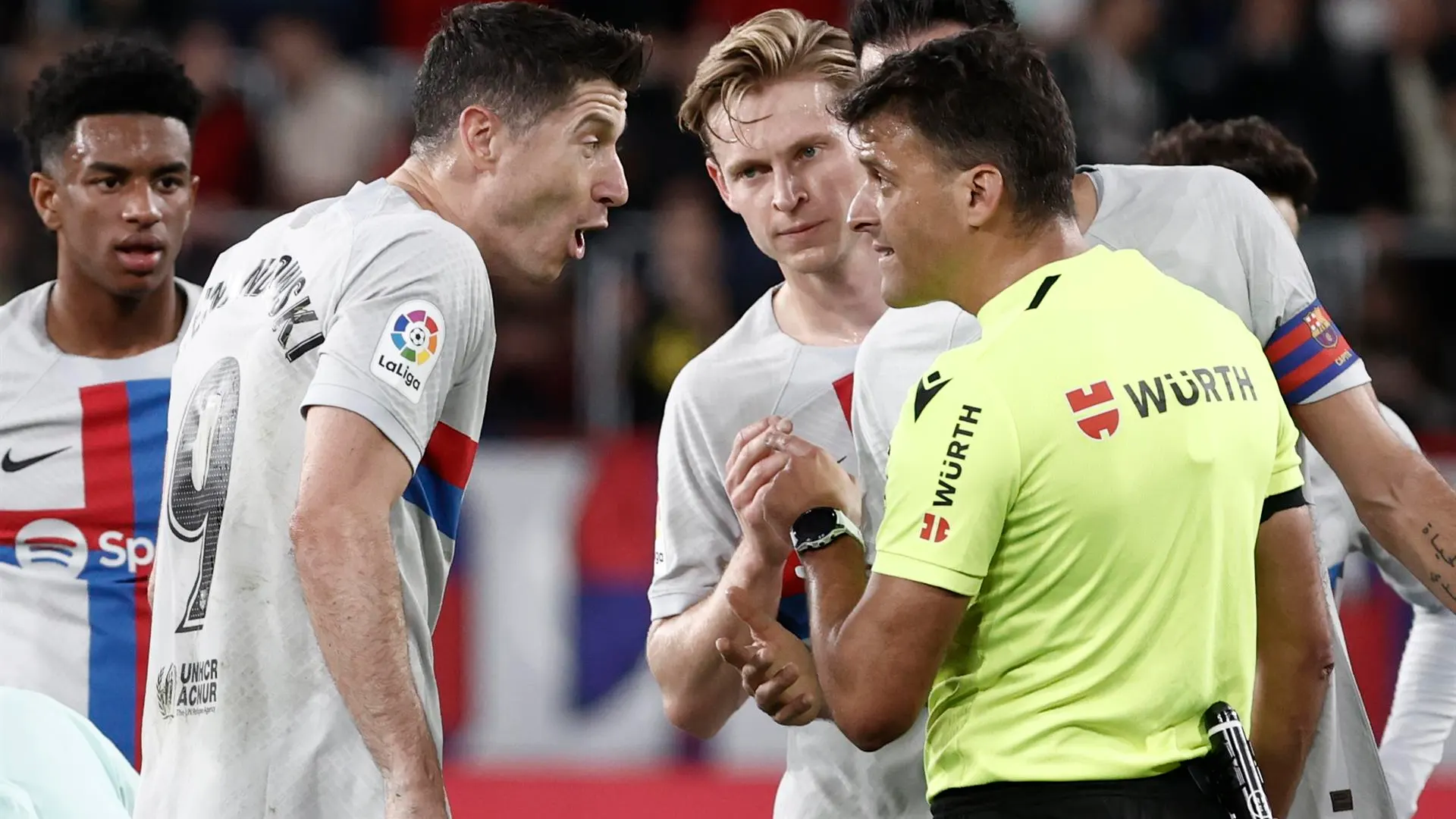 Lewandowski protesta su tarjeta roja en El Sadar Lewandowski protesta su tarjeta roja en El Sadar