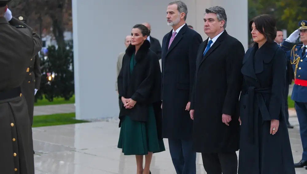 La reina Letizia y el rey Felipe durante un acto en Croacia 