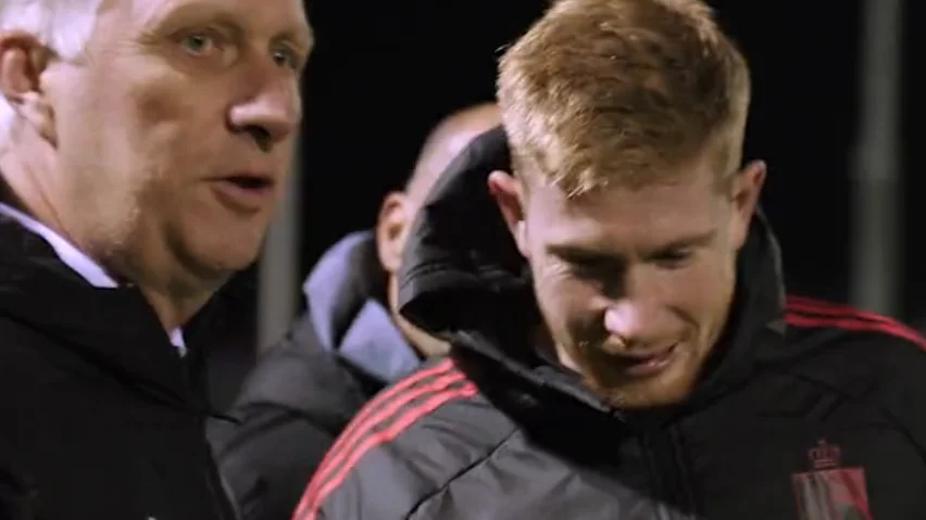 El rey Felipe de Bélgica dando instrucciones a De Bruyne El rey Felipe de Bélgica dando instrucciones a De Bruyne