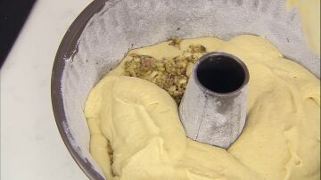 Añade la masa sobre la mezcla de frutos secos