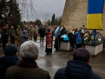 Funeral de un soldado ucraniano en Bucha