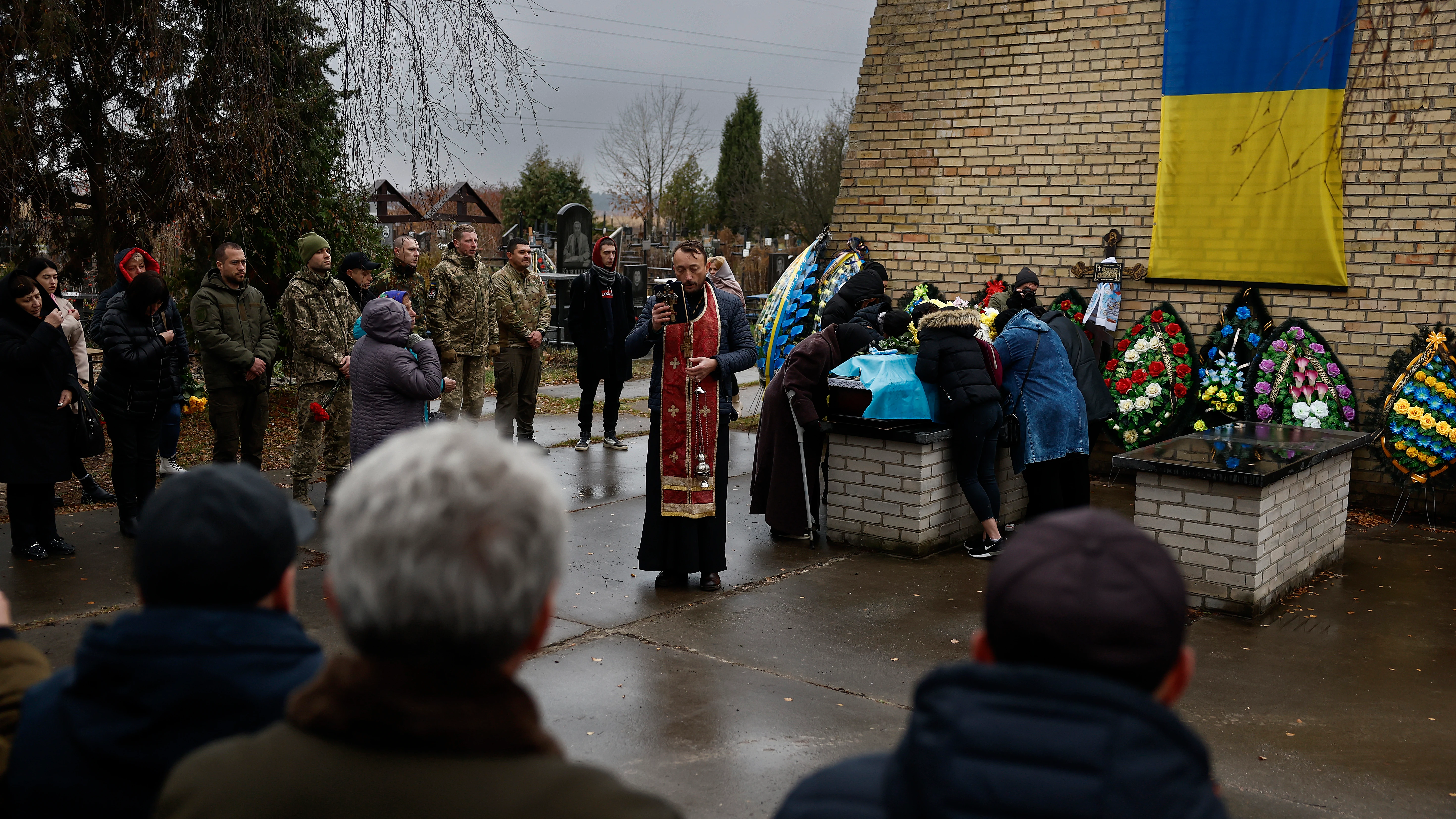 Funeral de un soldado ucraniano en Bucha