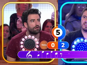 ¡Rafa se queda flipando! Orestes se monta a la primera en 'Los coches chocones' ¡Rafa se queda flipando! Orestes se monta a la primera en 'Los coches chocones'