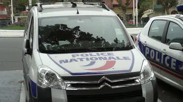 Imagen de archivo de un coche de policía en Francia Imagen de archivo de un coche de policía en Francia