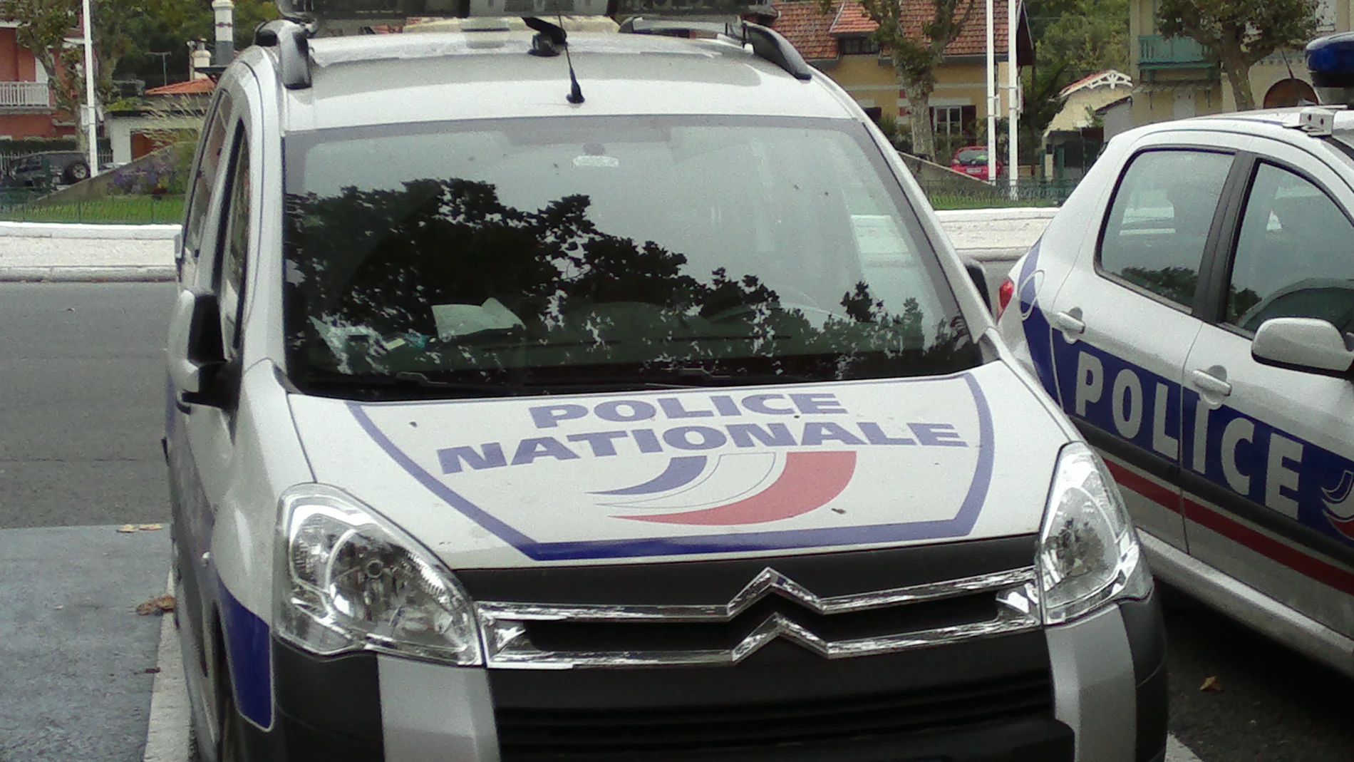 Imagen de archivo de un coche de policía en Francia Imagen de archivo de un coche de policía en Francia