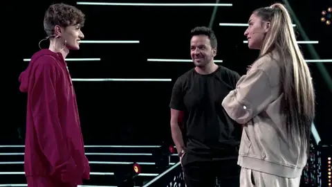 ¡Al borde del desastre! Milos sufre un lapsus frente a Luis Fonsi y Lola Índigo durante el ensayo ¡Al borde del desastre! Milos sufre un lapsus frente a Luis Fonsi y Lola Índigo durante el ensayo