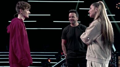 ¡Al borde del desastre! Milos sufre un lapsus frente a Luis Fonsi y Lola Índigo durante el ensayo