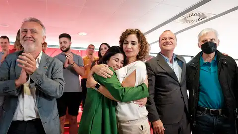 Abrazo entre Carolina Darias y María Jesús Montero Abrazo entre Carolina Darias y María Jesús Montero