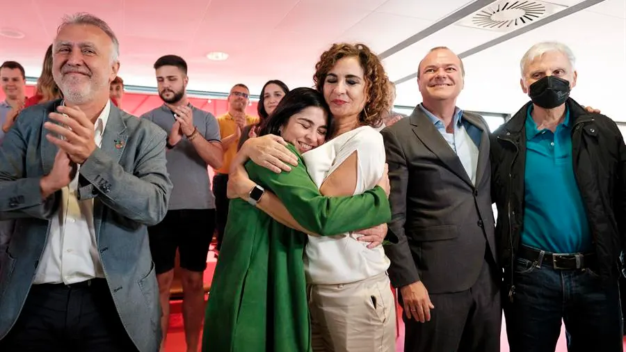 Abrazo entre Carolina Darias y María Jesús Montero Abrazo entre Carolina Darias y María Jesús Montero